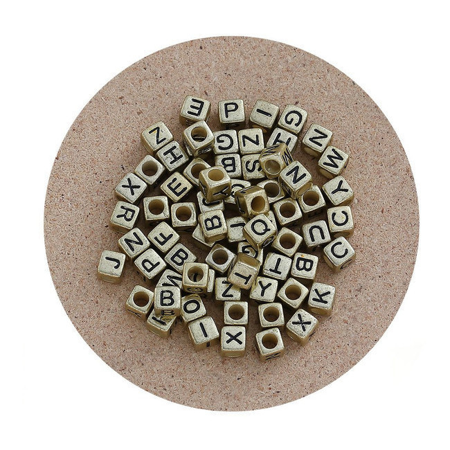 Perline nere con lettere da 0,50 cm - 30 unità per 0,85 €